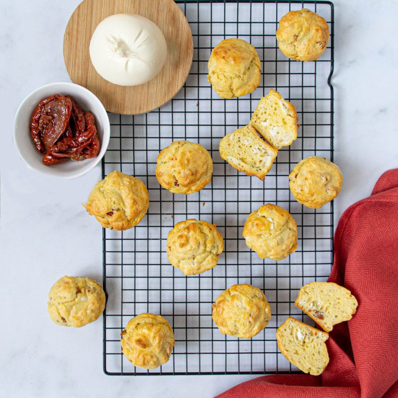 Cake aux tomates séchées, à la mozzarella et au basilic