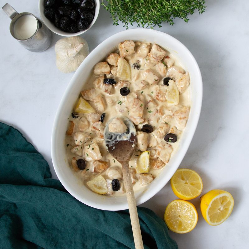 Poulet aux olives noires et au citron confit et semoule aux petits légumes